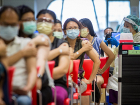 獨家調查》77％民眾贊成政府強制打疫苗！專家揭3大建議「與病毒共存」